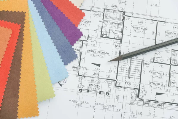 Çizim, kumaş örnek ve kalem ile designer Danışma üstten görünüm