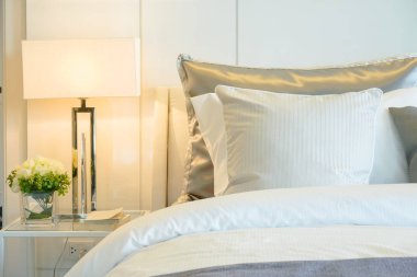 Yatakta evde modern okuma lambalı closeup yastıklar