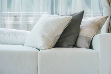 Beyaz kanepe üzerinde oturma r pencerenin yanında ayar yastık ayarı