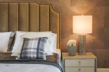 Lüks Inte yatak yanında güzel okuma lambası ve çiçek pot