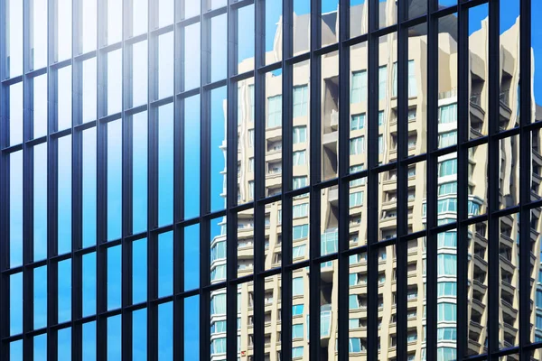 Pohled nízkého úhlu na sklo moderního mrakodrapu. obchodní co — Stock fotografie