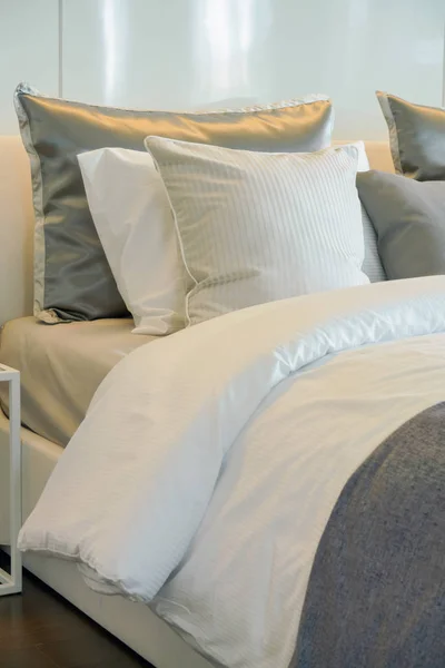 Серые постельные принадлежности стиль современный интерьер спальни — стоковое фото