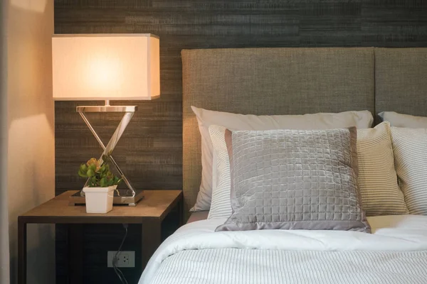 Roupa de cama estilo hotel com lâmpada de leitura de sombra branca — Fotografia de Stock