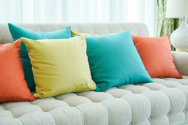 Primeros planos almohadas de colores en el sofá — Foto de Stock