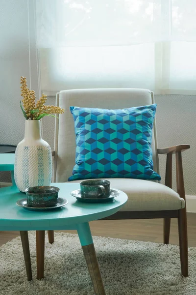 Almohada de patrón azul en silla de estilo vintage y mesa en r vivo — Foto de Stock