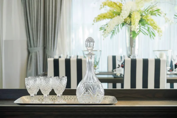 Botol kristal kosong dan kacamata mempersiapkan diri untuk dininer — Stok Foto