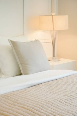 Modern iç yatak odasında rahat yatakta Bej yastık