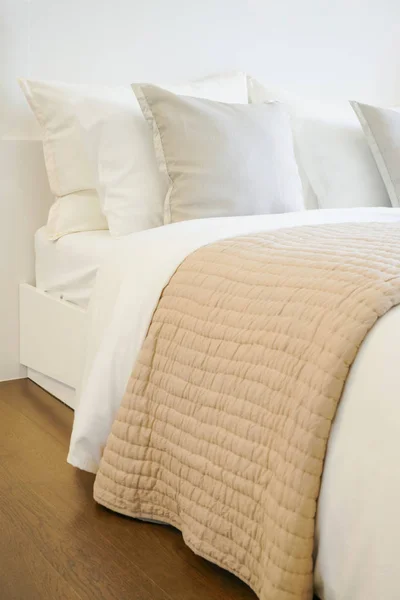 Wygodne łóżko w nowoczesnym wnętrzu sypialni — Zdjęcie stockowe
