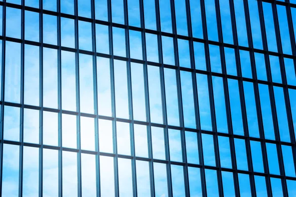 현대 마천루의 유리 창에 낮은 각도 보기. 비즈니스 공동 — 스톡 사진