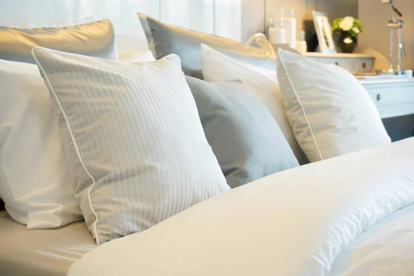 快適なベッドに設定枕のクローズアップロール — ストック写真