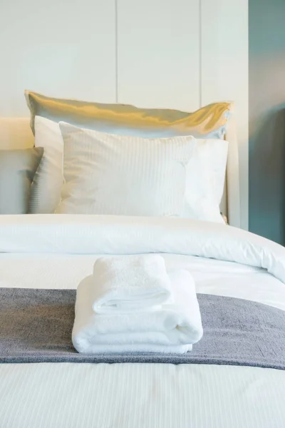 卧室床上铺有干净的白色毛巾 — 图库照片