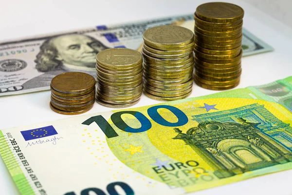 Para büyüyor, banknotlar 100 avro ve dolar, sermaye büyüyor, borsa büyüyor, madeni para toplamak için. Yüksek kalite fotoğraf