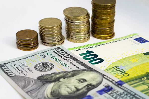 Banknotlar 100 avro ve dolar, sermaye büyüyor, borsa büyüyor, madeni para toplamak için. Yüksek kalite fotoğraf
