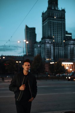 Gece şehir arka plan üzerinde şık erkek portre fotoğraf makinesi için