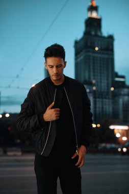 Gece şehir arka plan üzerinde şık erkek portre fotoğraf makinesi için