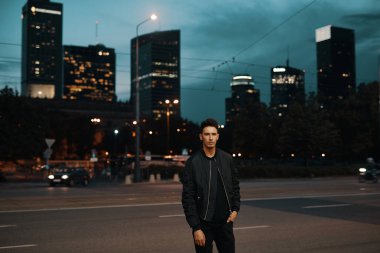 Gece şehir arka plan üzerinde şık erkek portre fotoğraf makinesi için