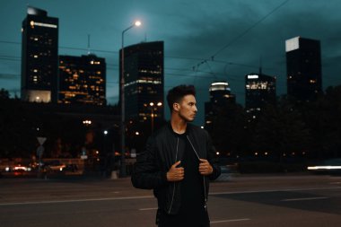 Gece şehir arka plan üzerinde şık erkek portre fotoğraf makinesi için