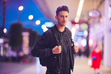 Gece şehir arka plan üzerinde şık erkek portre fotoğraf makinesi için