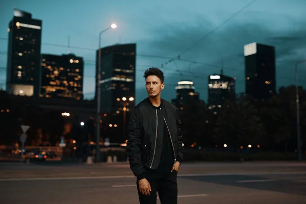 Gece şehir arka plan üzerinde şık erkek portre fotoğraf makinesi için