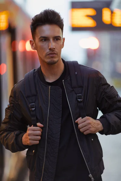 Retrato Hombre Con Estilo Fondo Noche Ciudad Posar Cámara —  Fotos de Stock