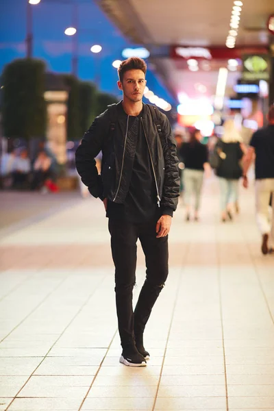 Retrato Hombre Con Estilo Fondo Noche Ciudad Posar Cámara — Foto de Stock