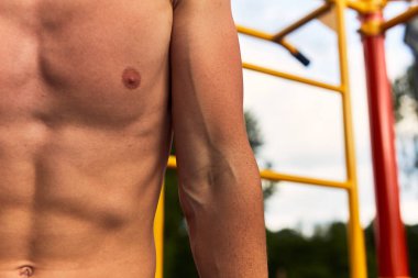 Güçlü adam zor egzersizleri ile sokak egzersiz yapın ve kamera için poz