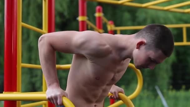 Starker Mann Macht Street Workout Mit Schwierigen Übungen Und Posiert — Stockvideo