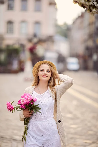 Jeune Fille Blonde Avec Des Fleurs Roses Chapeau — Photo