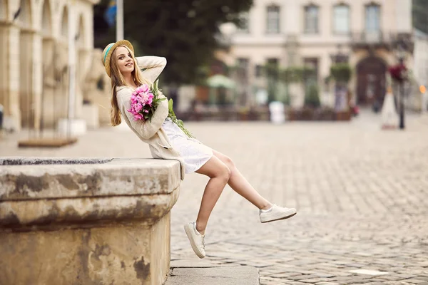 Jeune Fille Blonde Avec Des Fleurs Roses Chapeau — Photo