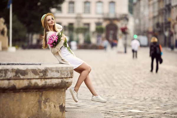 Young Blonde Girl Pink Flowers Hat — Stock Photo, Image