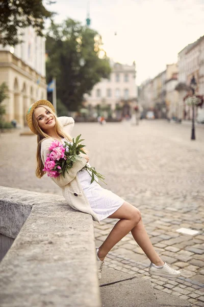 Jeune Fille Blonde Avec Des Fleurs Roses Chapeau — Photo