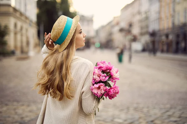 Ung Blond Flicka Med Rosa Blommor Och Hatt — Stockfoto