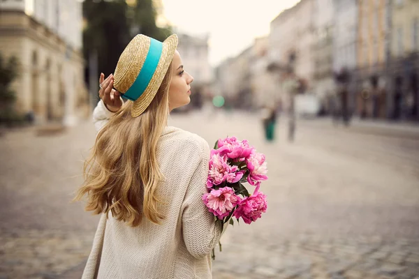 Menina Loira Nova Com Flores Rosa Chapéu — Fotografia de Stock