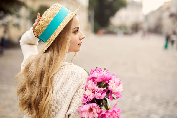 Junges Blondes Mädchen Mit Rosa Blumen Und Hut — Stockfoto