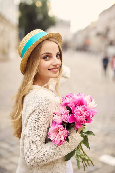 Jeune Fille Blonde Avec Des Fleurs Roses Chapeau — Photo