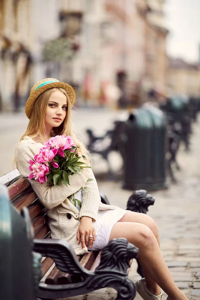 Jeune Fille Blonde Avec Des Fleurs Roses Chapeau — Photo