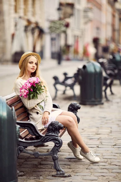 Mladá Blondýnka Růžovými Květy Čepice — Stock fotografie