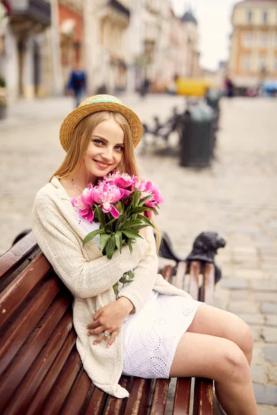 Tineri Blonda Fata Flori Roz Pălărie — Fotografie, imagine de stoc