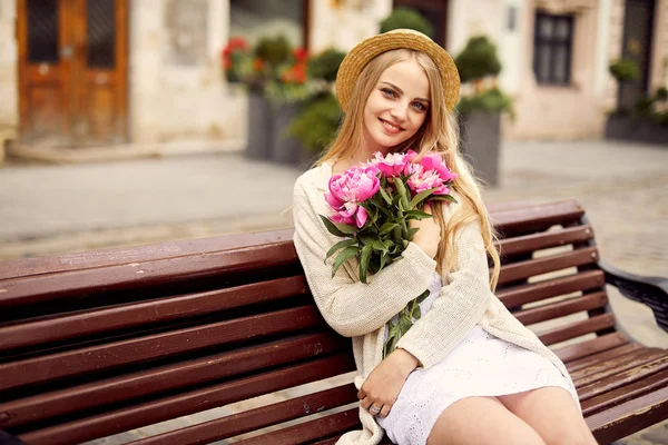 Genç Sarışın Kız Pembe Çiçekler Şapka Ile — Stok fotoğraf