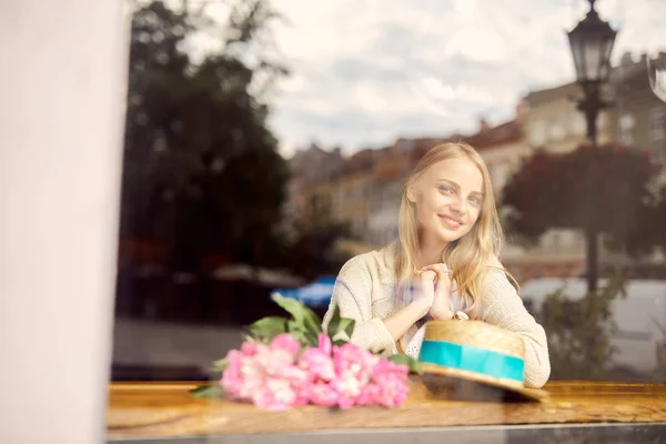 Hübsches Blondes Mädchen Isst Ihren Morgendlichen Smoothie Mit Blumen Auf — Stockfoto