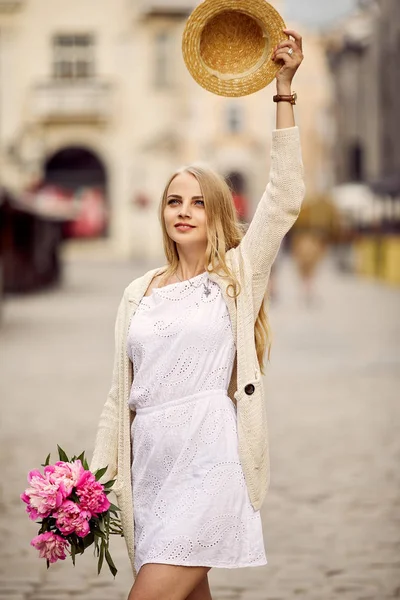 Tineri Blonda Fata Flori Roz Pălărie — Fotografie, imagine de stoc