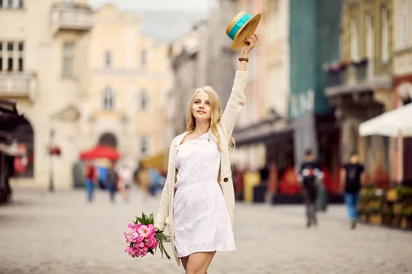 Junges Blondes Mädchen Mit Rosa Blumen Und Hut — Stockfoto