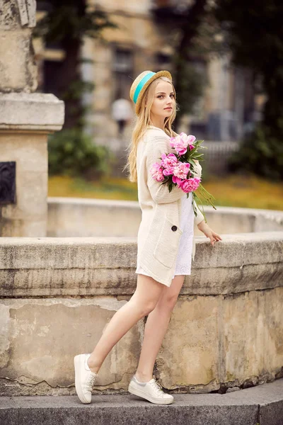 Молодая Блондинка Розовых Цветах Шляпе — стоковое фото