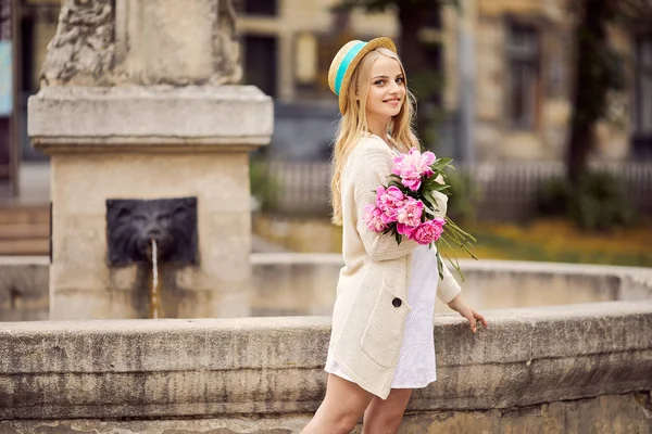 Junges Blondes Mädchen Mit Rosa Blumen Und Hut — Stockfoto