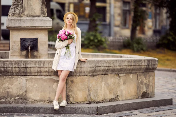 Ung Blond Flicka Med Rosa Blommor Och Hatt — Stockfoto