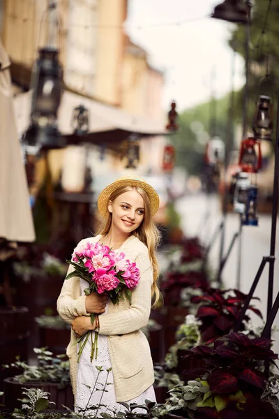 Menina Loira Nova Com Flores Rosa Chapéu — Fotografia de Stock