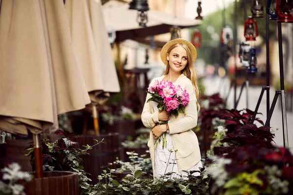 Junges Blondes Mädchen Mit Rosa Blumen Und Hut — Stockfoto