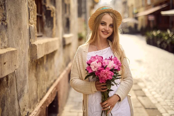 Tineri Blonda Fata Flori Roz Pălărie — Fotografie, imagine de stoc