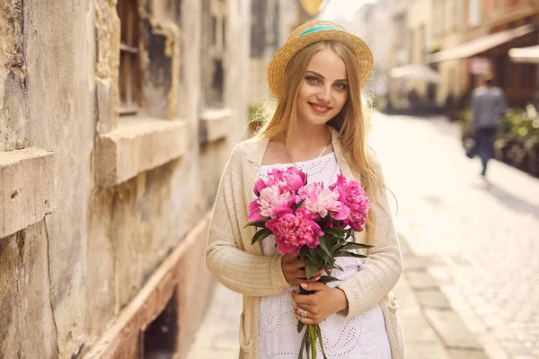 Jeune Fille Blonde Avec Des Fleurs Roses Chapeau — Photo