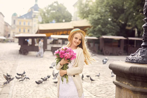 Junges Blondes Mädchen Mit Rosa Blumen Und Hut — Stockfoto